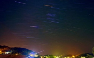 Gökyüzünün ışıltısı altında