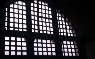 İnsanların kusurlarını örtmek