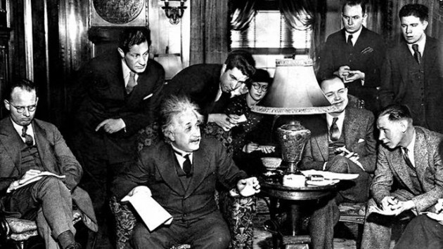 albert-einstein-e-esittir-mc-kare-7448.jpg