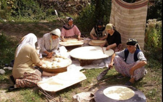 Komşu Komşunun Külüne Muhtaç